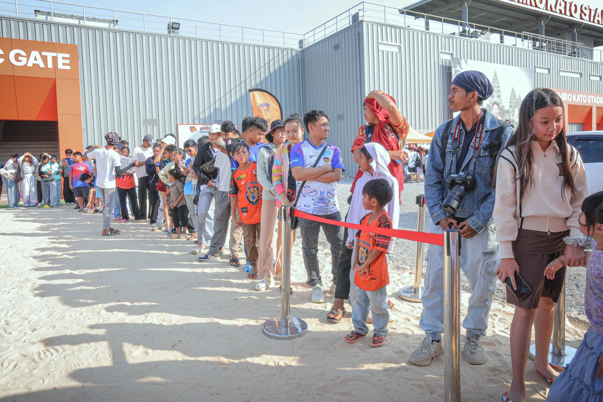 入場を待つ人々