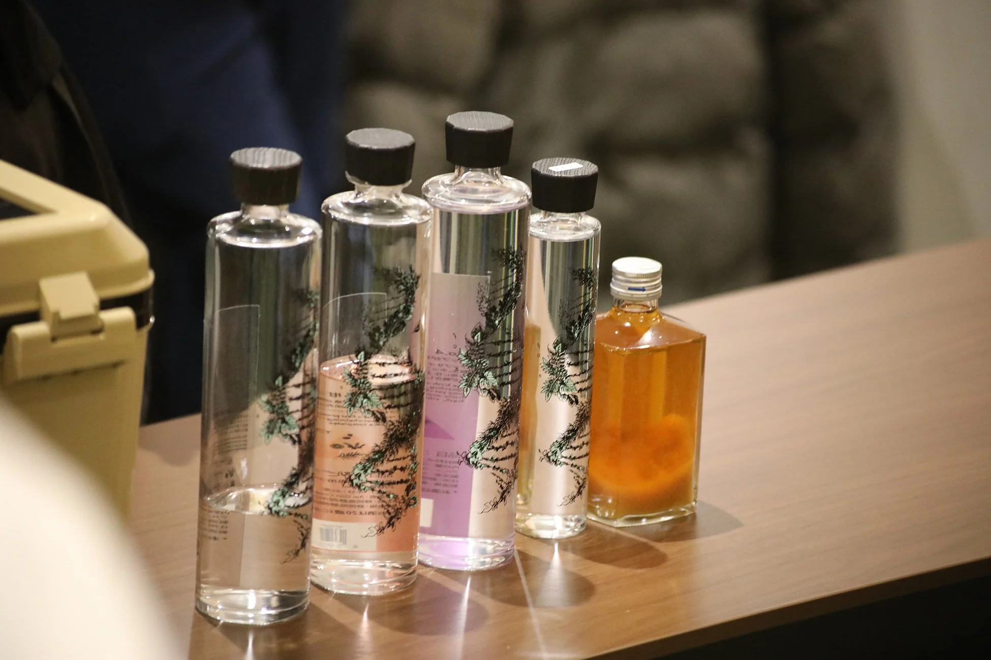 ボトルが並べられたディスプレイ