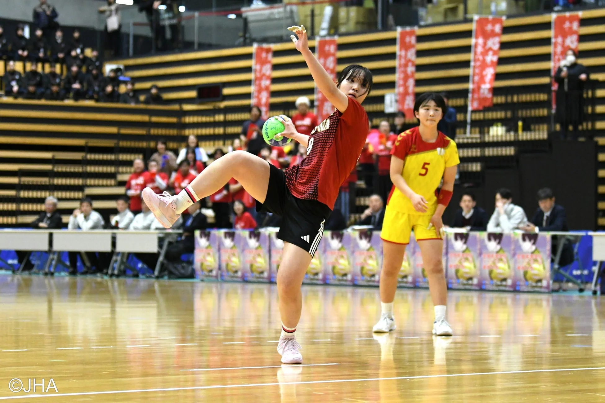 女子選手がボールを投げる瞬間