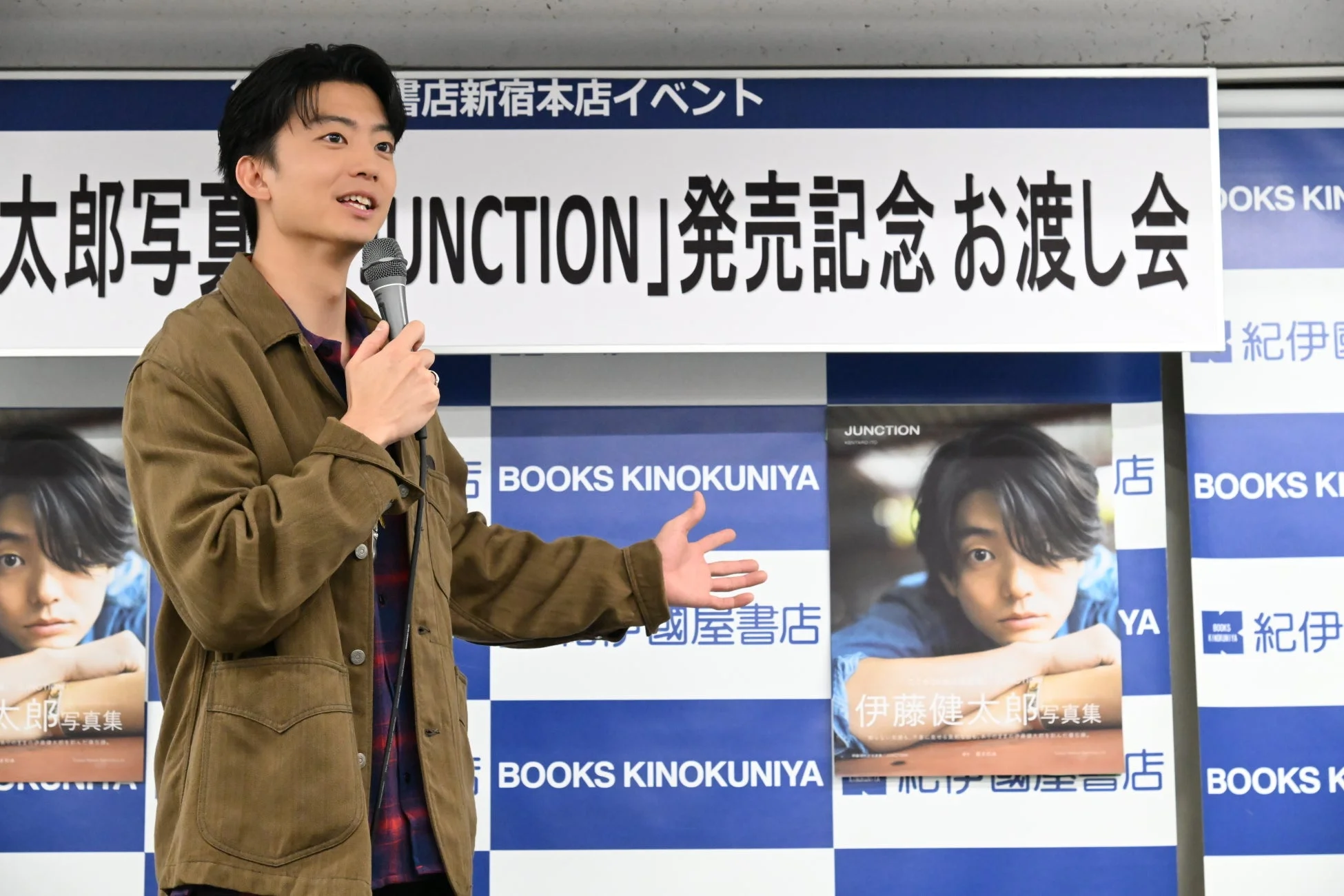 沖縄料理について語る伊藤健太郎