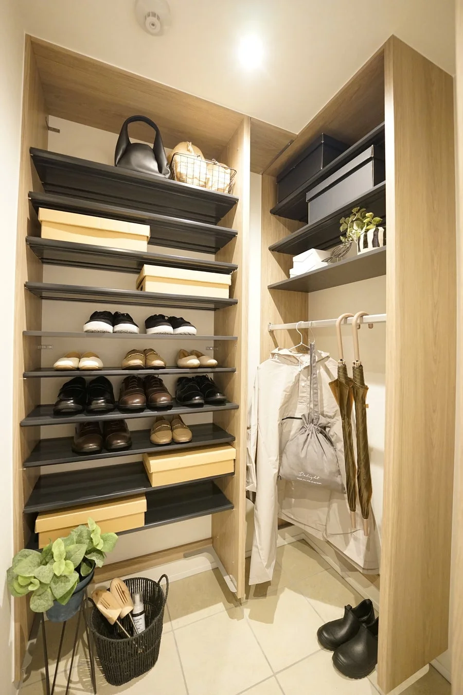 整理整頓された玄関収納スペース
