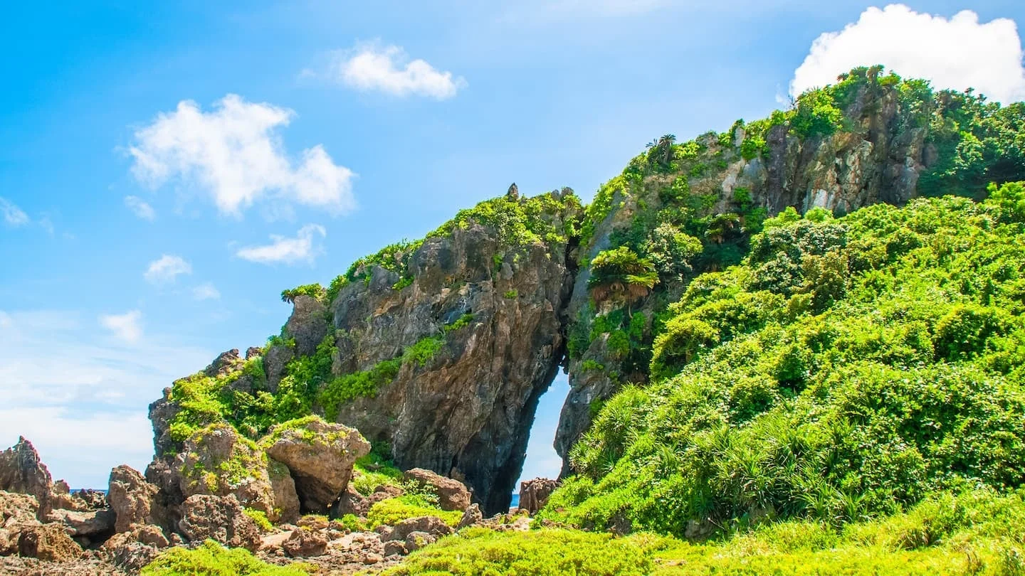 自然のアーチがある岩山と海
