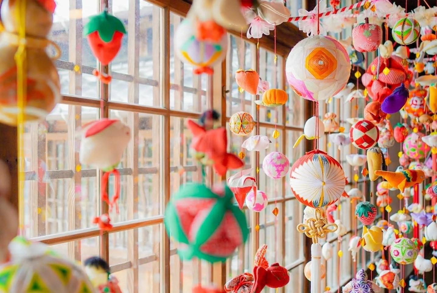 色とりどりの伝統的なつるし飾り「さげもん」