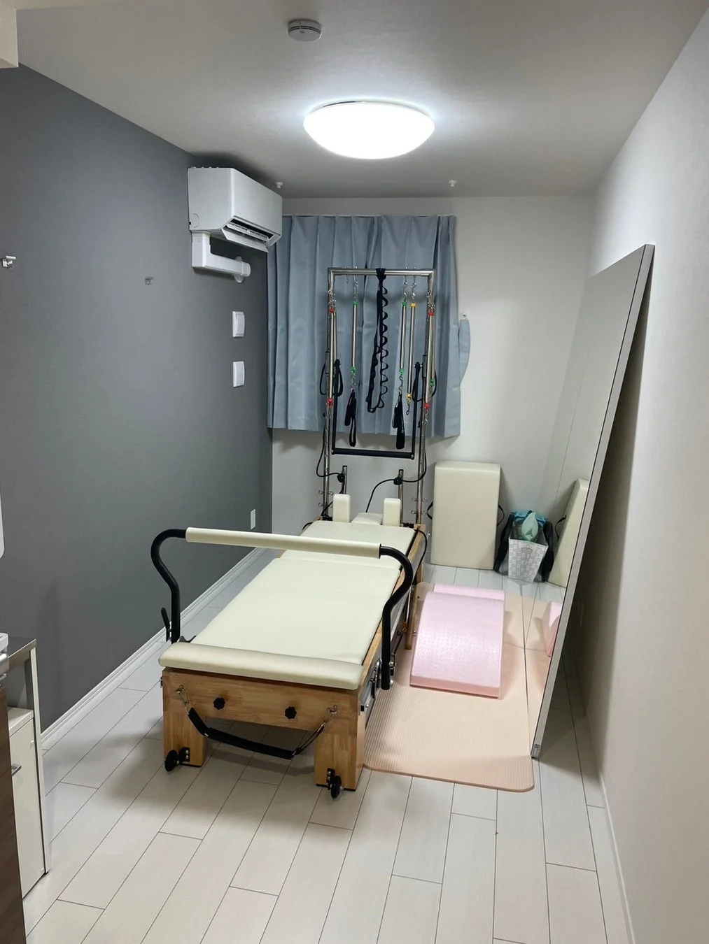 ピラティス器具が設置された部屋