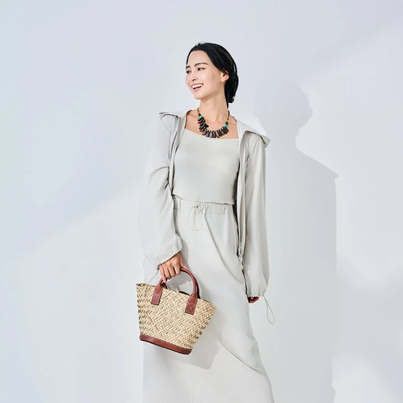 ベージュ系のセットアップを着用した女性