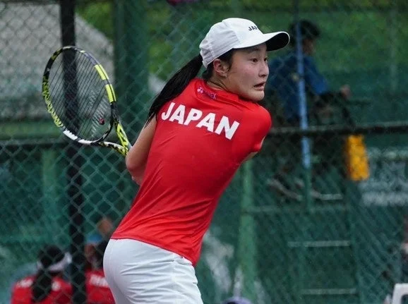 赤いユニフォームを着用した駒田唯衣選手