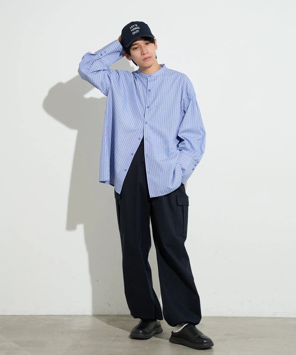 B-DAY STORE ワイドカーゴパンツを着用した男性モデル