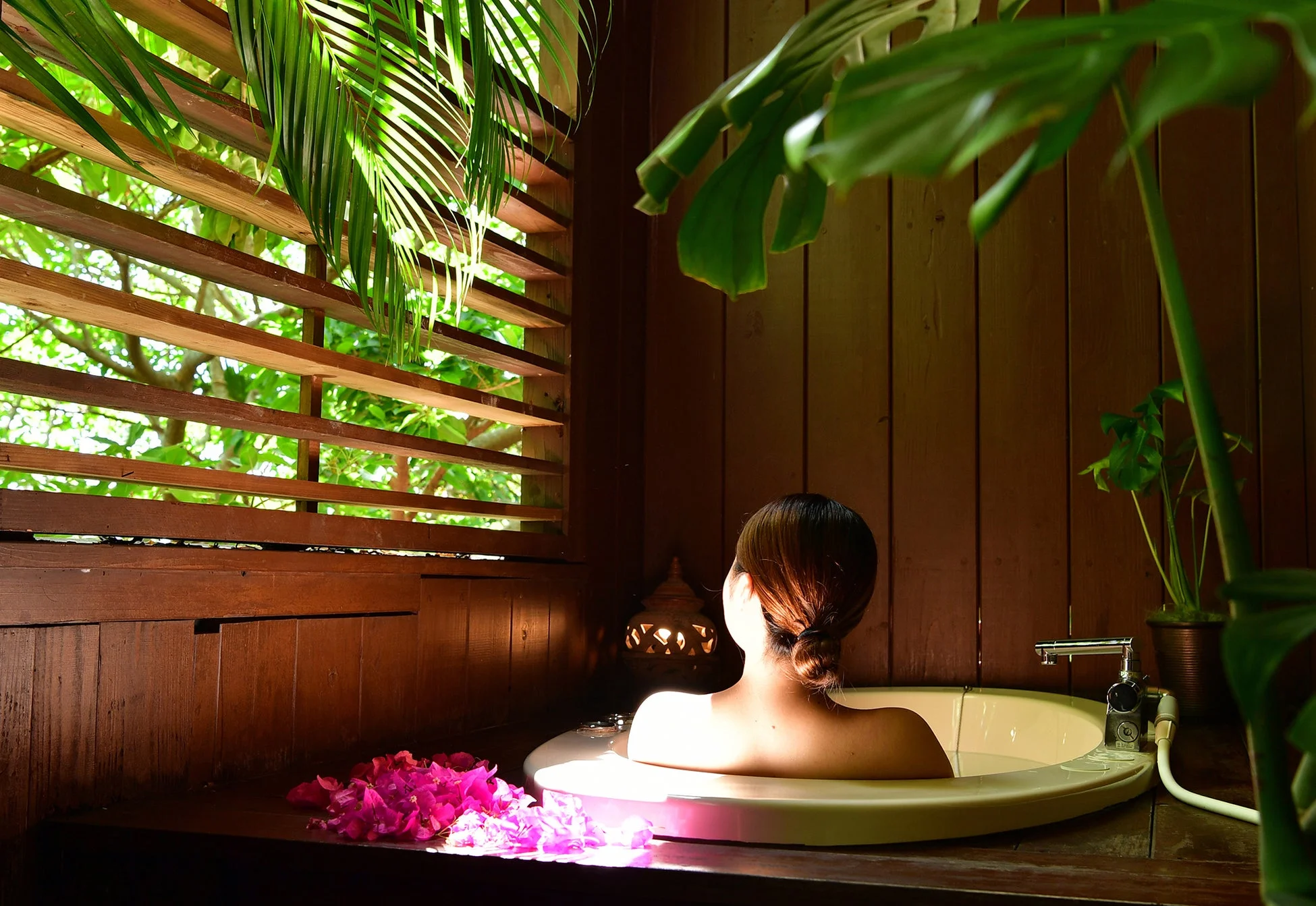 スパのバスタブと植物