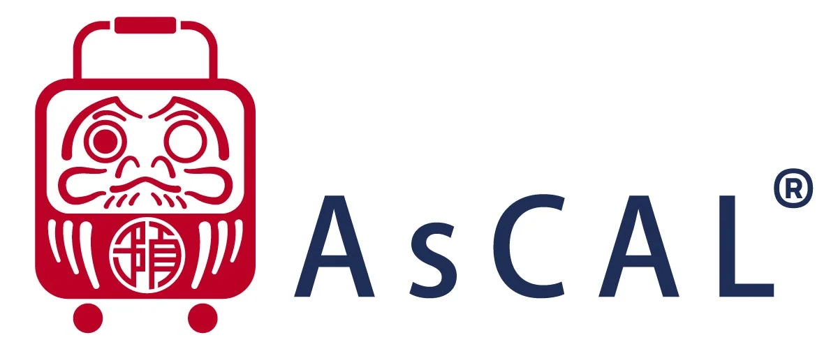 赤いスーツケースの形をしただるまのロゴと「AsCAL®」のブランド名