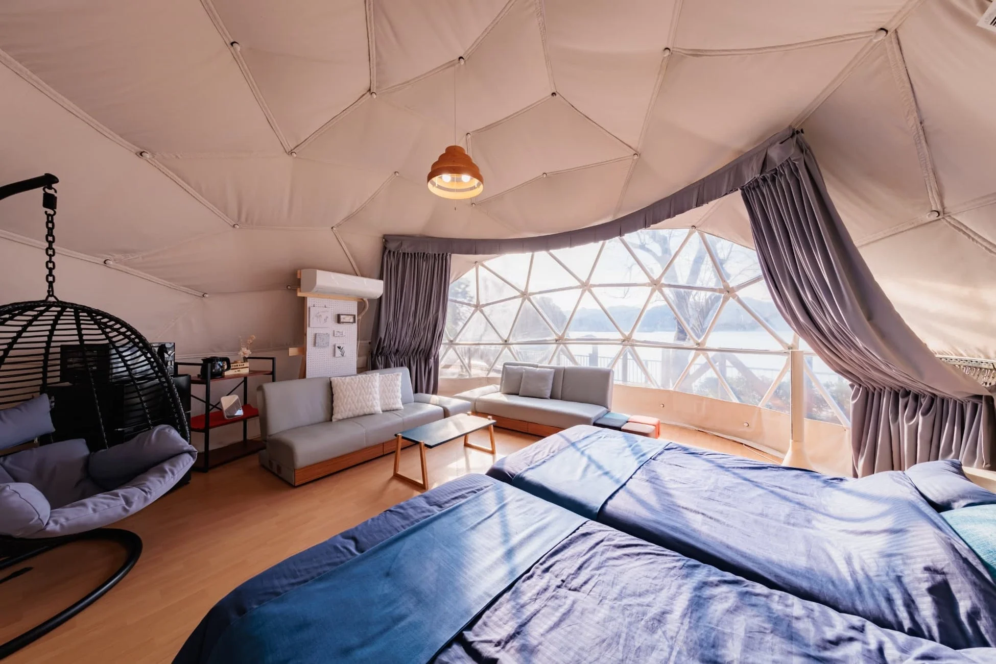 広々としたドーム型テントの室内