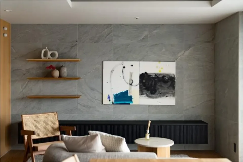 グレーのタイル壁が特徴的なモダンなリビングルーム