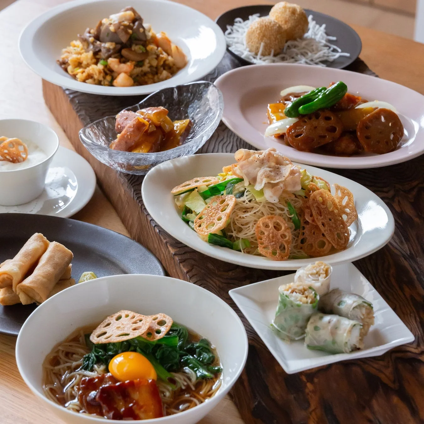 中華料理の様々なメニューが並べられたテーブル