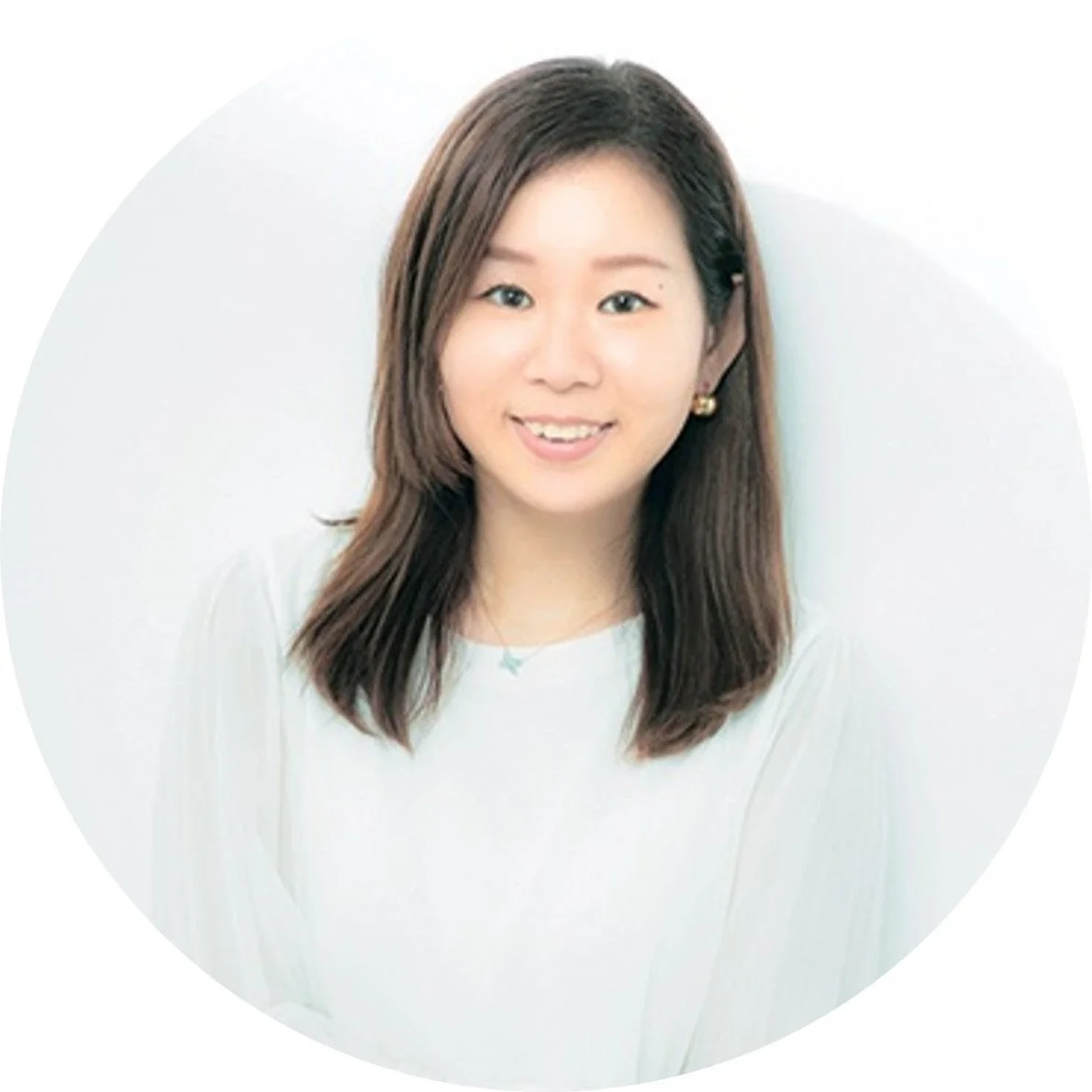 白いブラウスを着て笑顔を見せるアジア人女性のポートレート