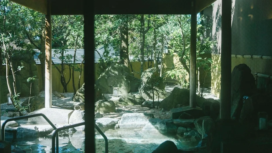 緑豊かな庭園に囲まれた趣のある露天風呂