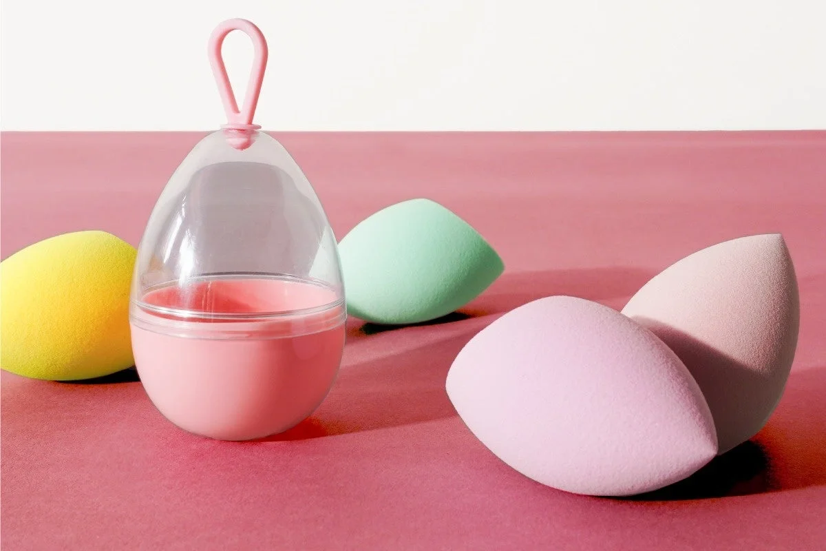 様々なパステルカラーのメイクアップスポンジ