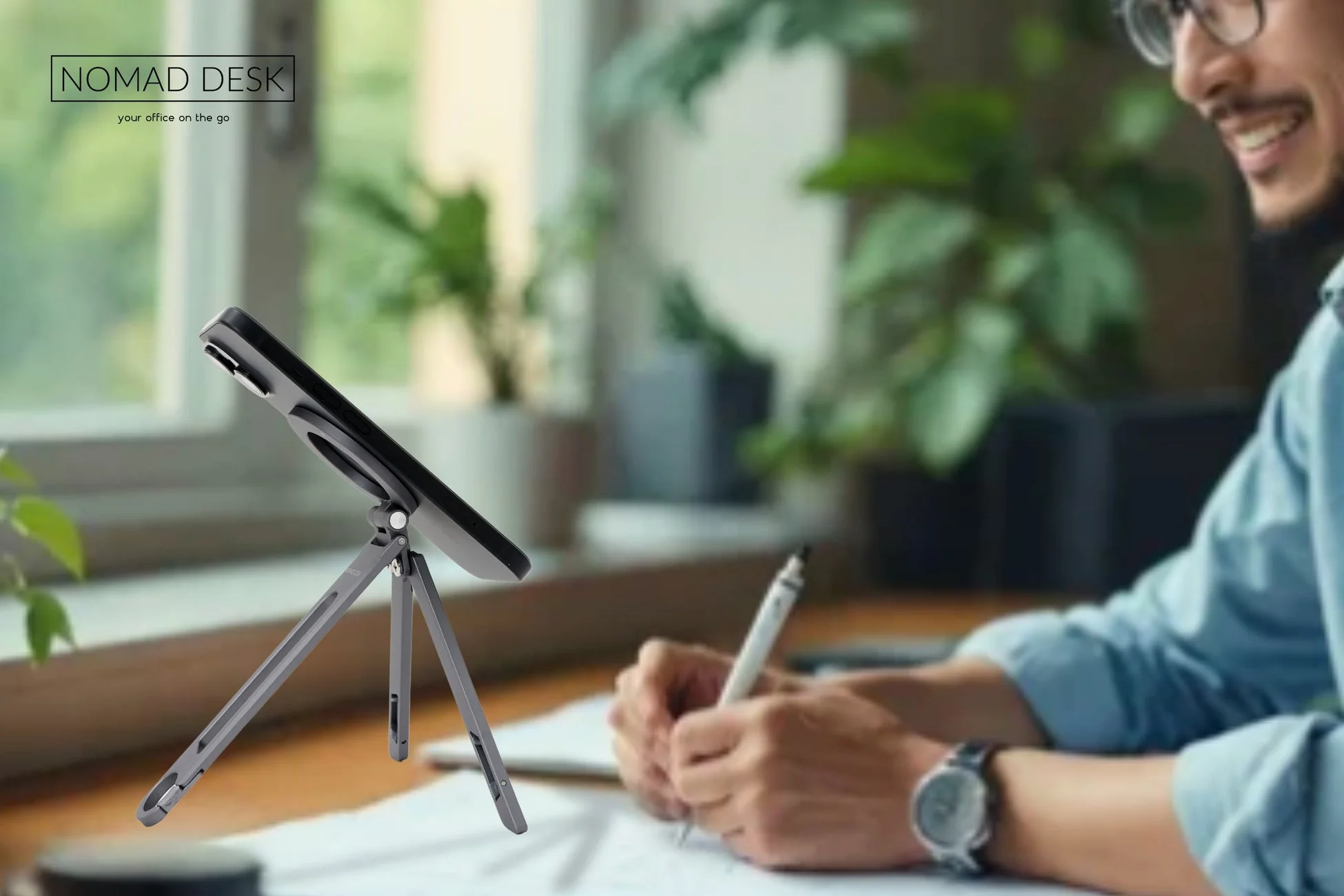 デスクでビデオ通話をする様子