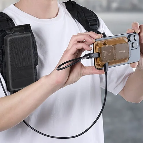 モバイルバッテリーからスマートフォンを充電しながら操作する様子