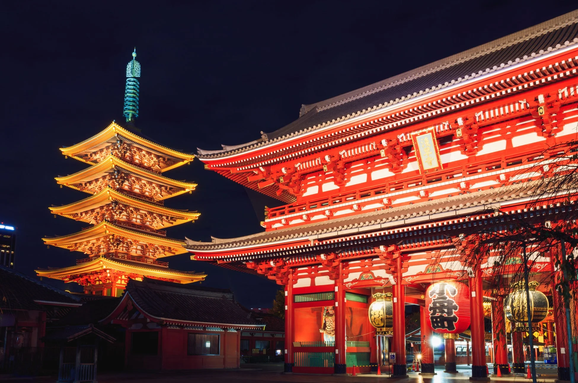 ライトアップされた浅草寺