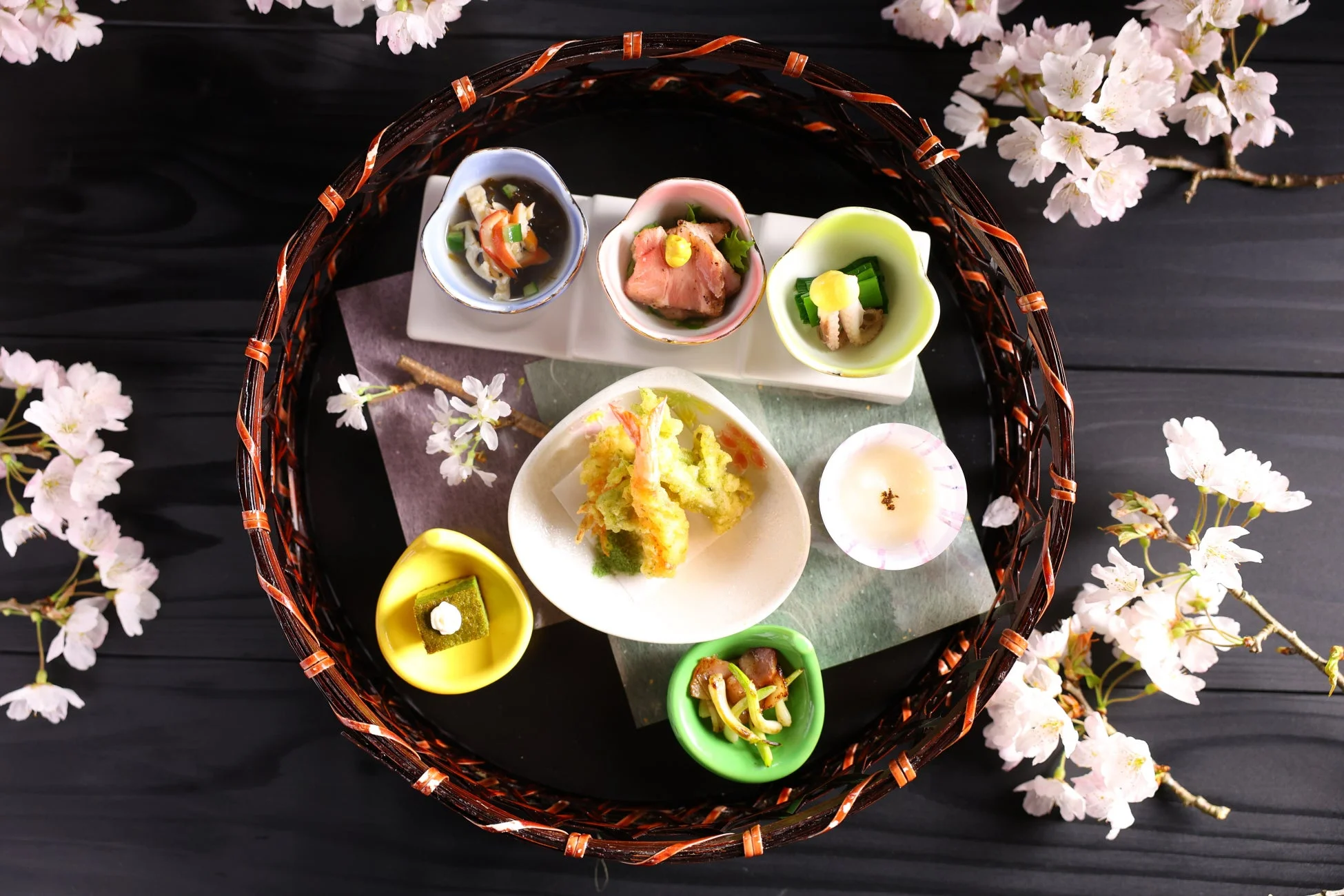 7種の器に盛られた前菜