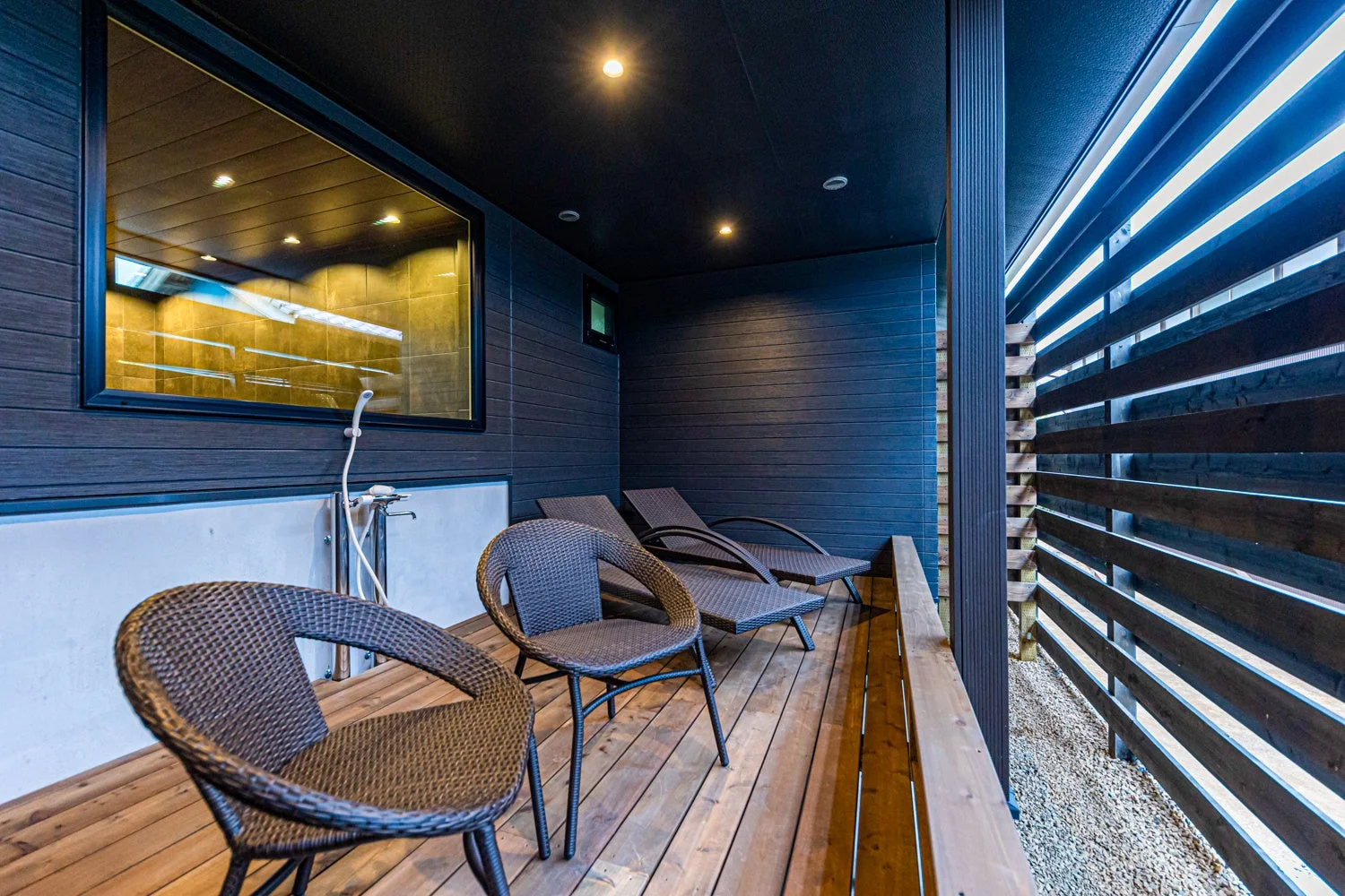 屋外テラスとシャワー