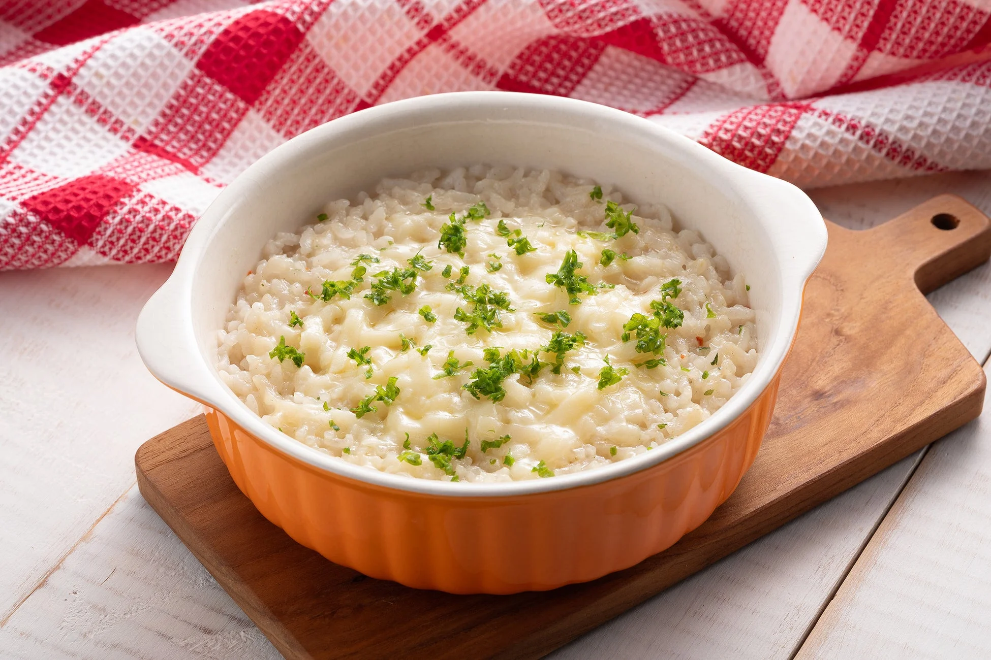 溶けたチーズとパセリがトッピングされたクリーミーなご飯料理