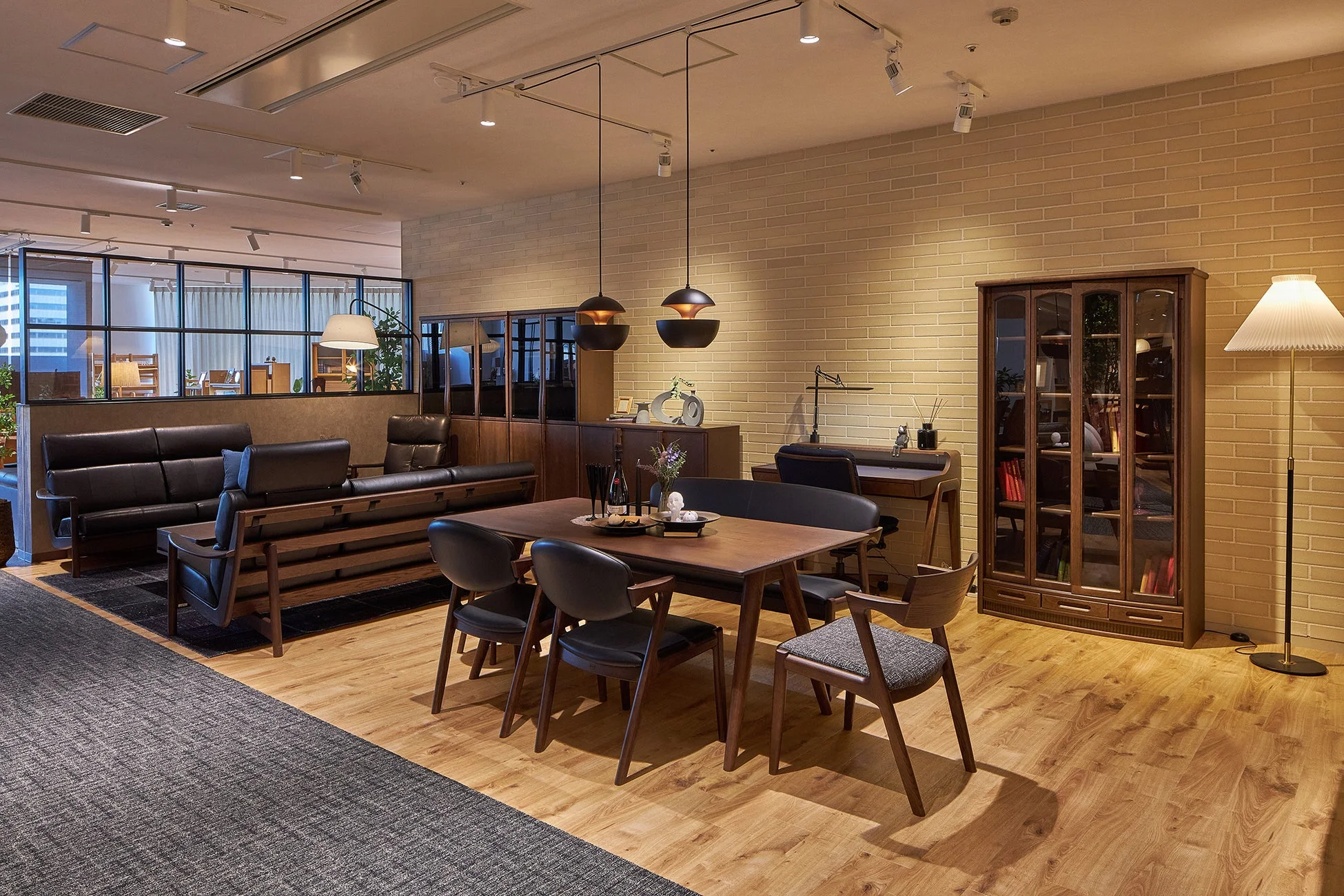 モダンな家具が配された広々としたインテリア空間