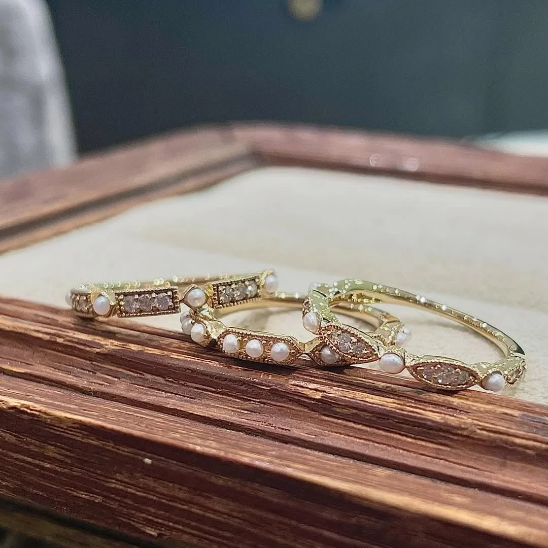 パールと石のリング3本