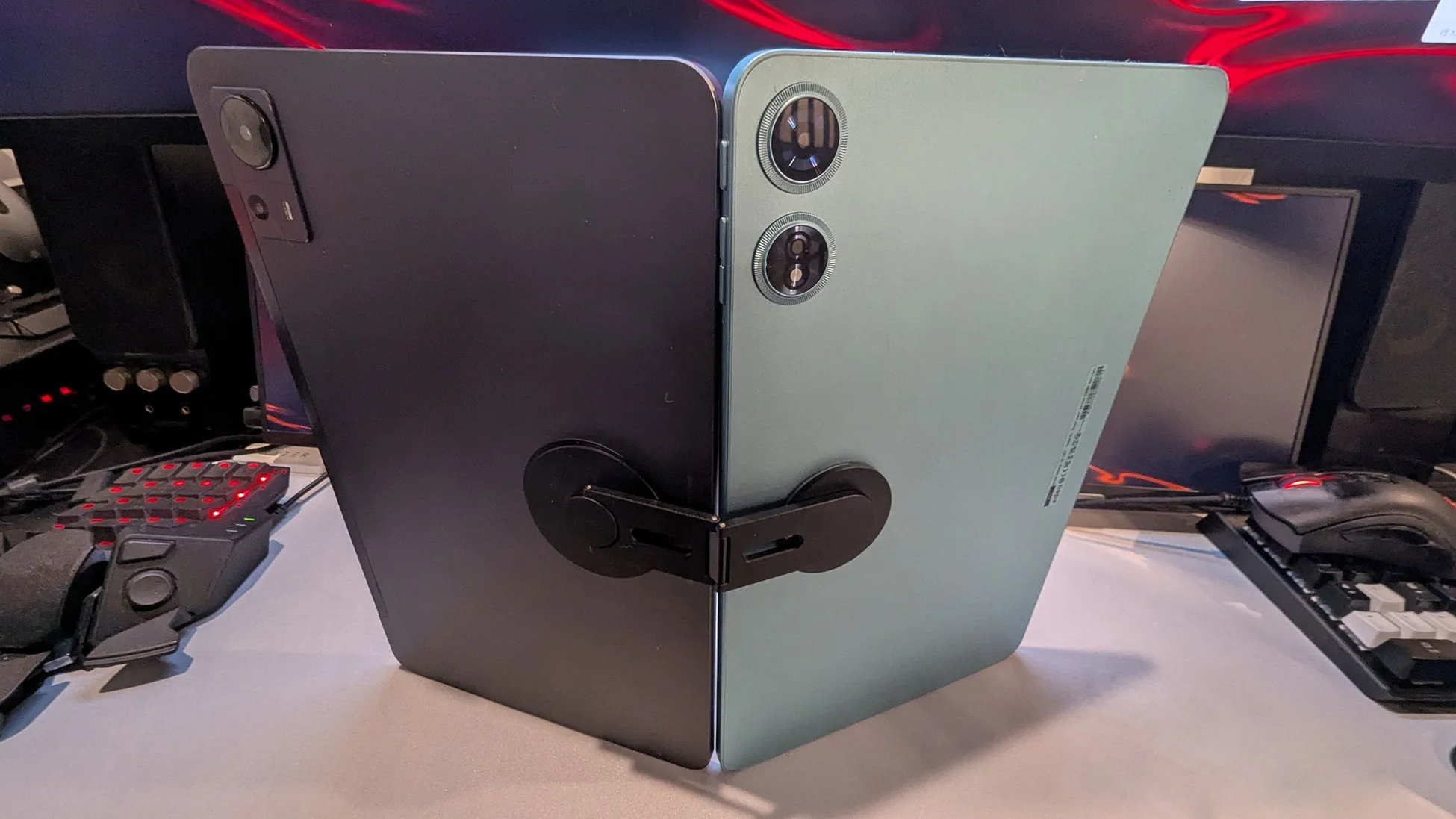 2台のタブレットが連結された画像