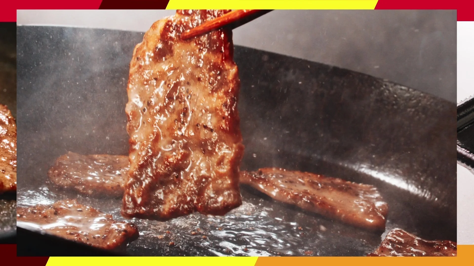 鉄板で焼かれる肉