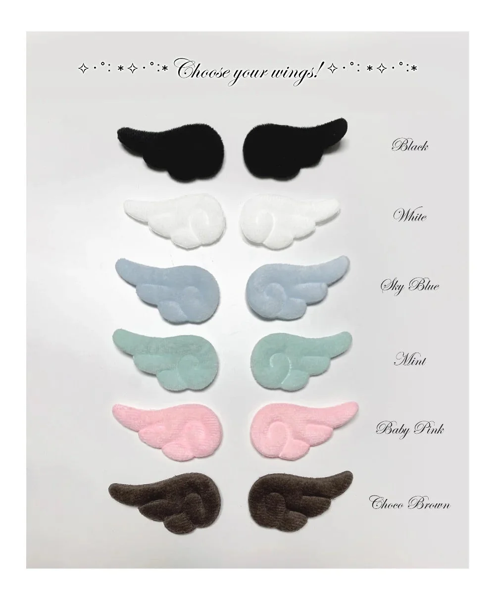 様々な色のふわふわとした翼の形をしたアクセサリー