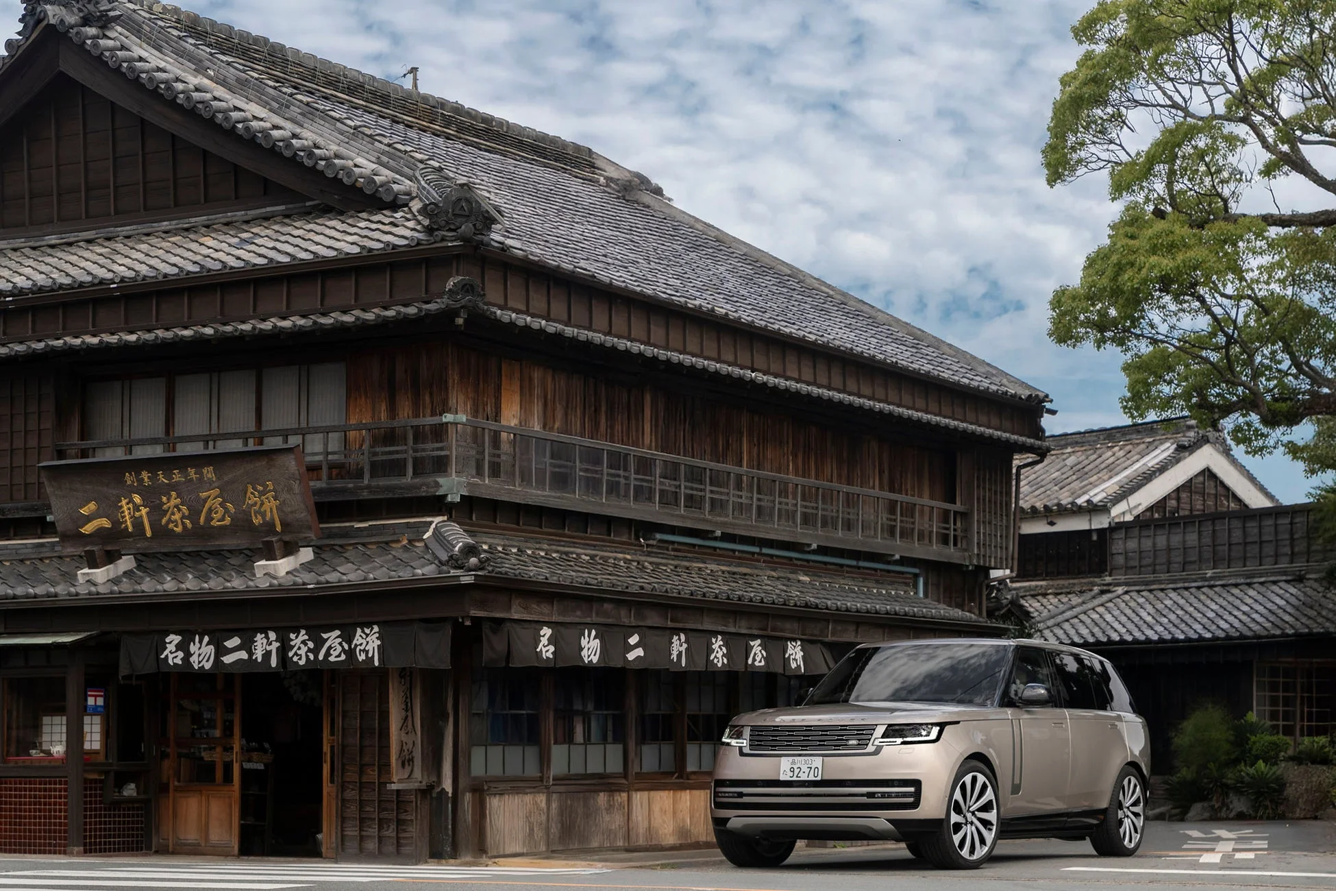 二軒茶屋餅の前のRANGE ROVER