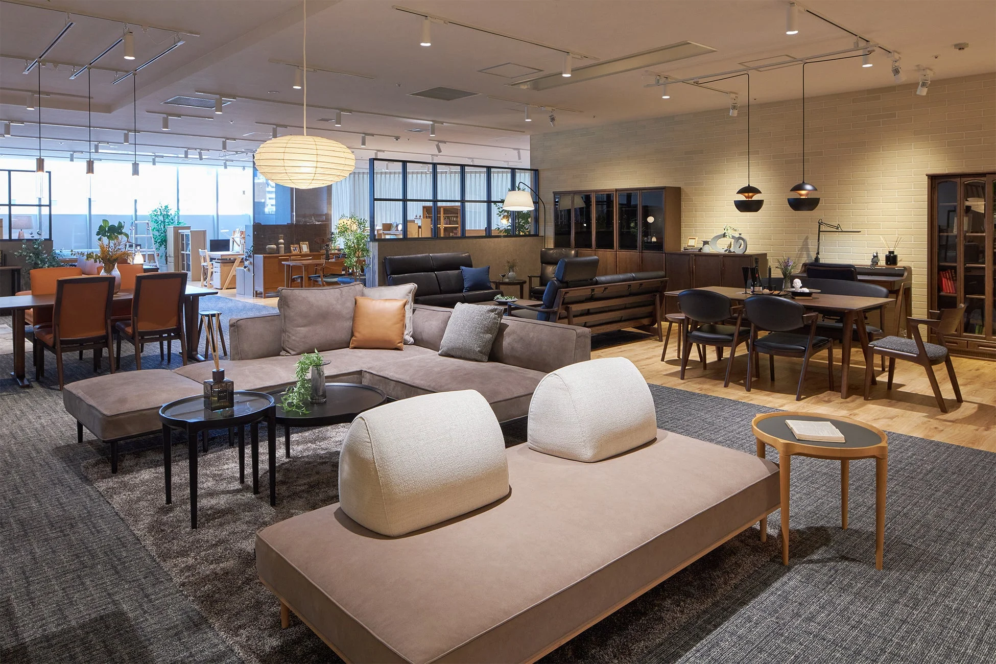 広々としたショールームの全体像