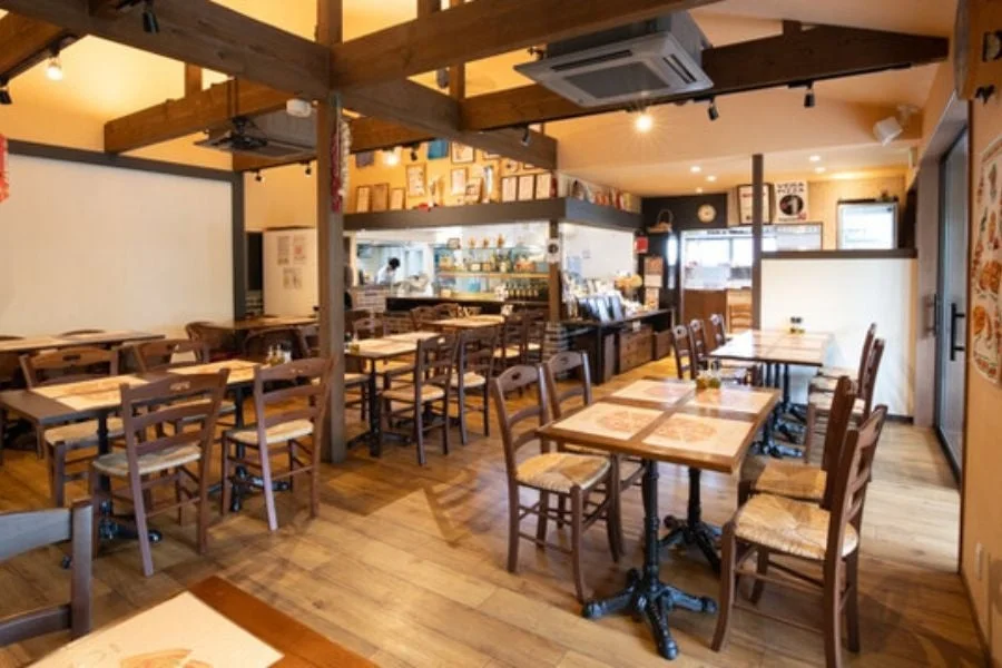 木目調のテーブルと椅子が並べられた広々とした店内