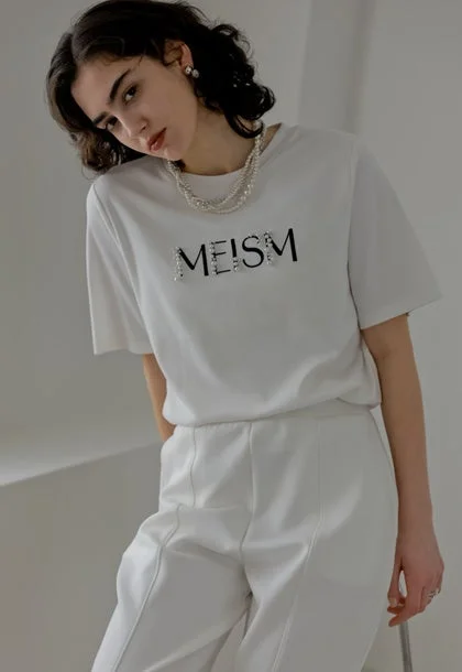 白Tシャツと白パンツのルック