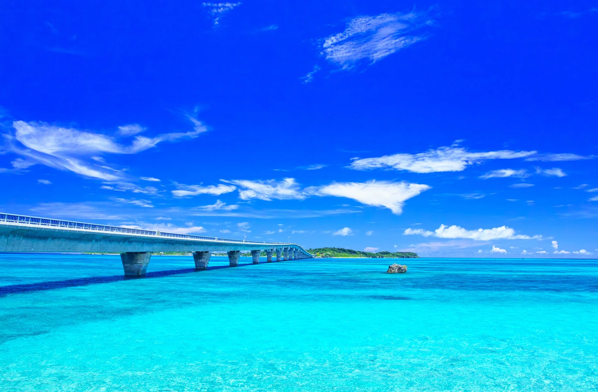 宮古島の美しい橋と海