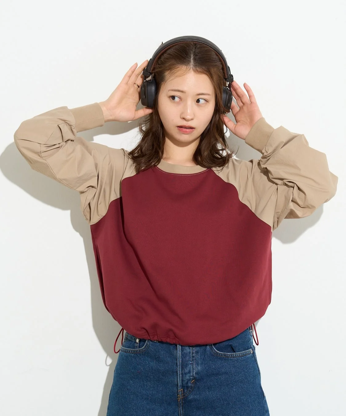 B-DAY STORE ラグラン切り替えカットソーを着用した女性モデル