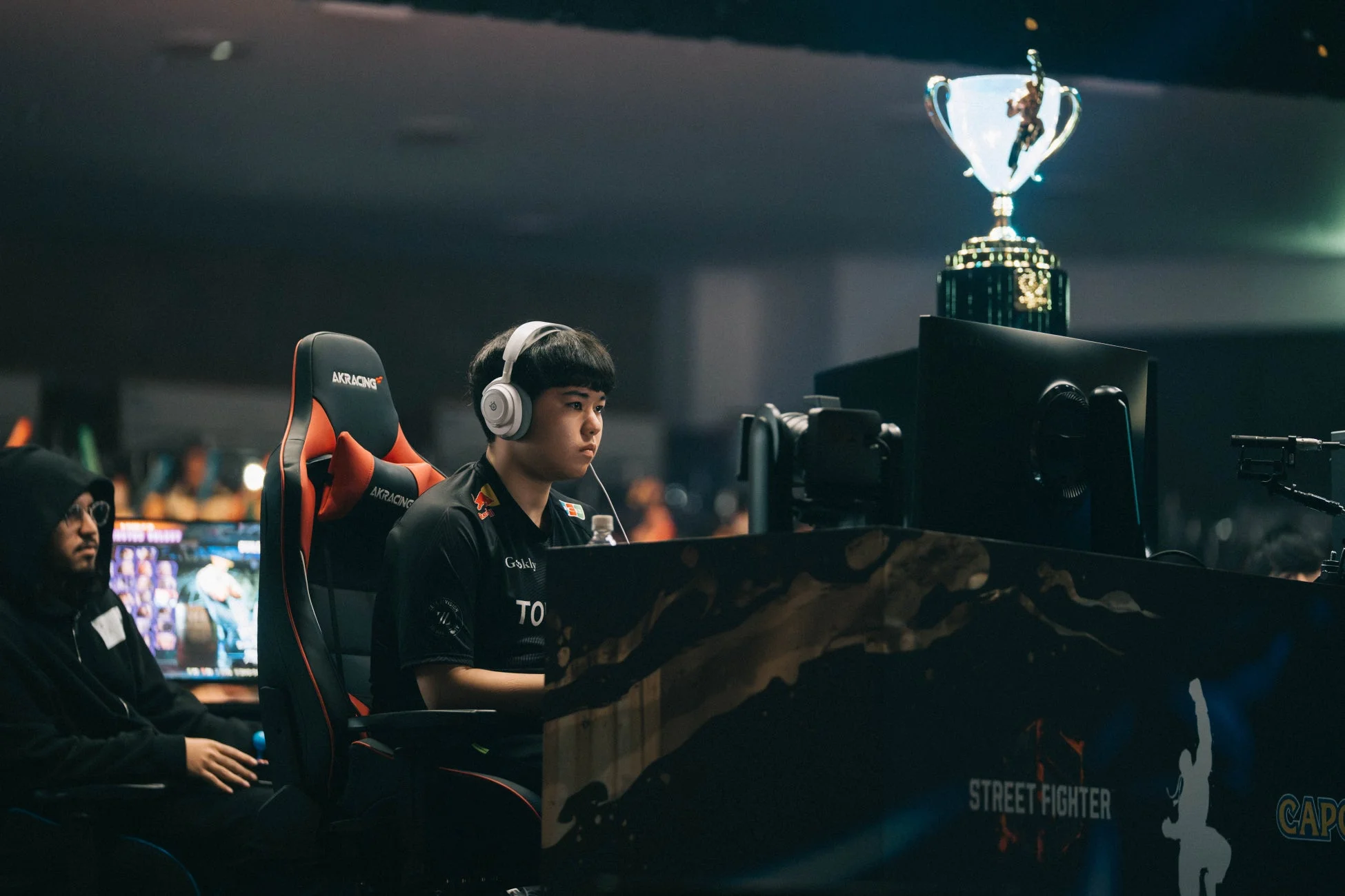 ゲームに集中するプロゲーマー