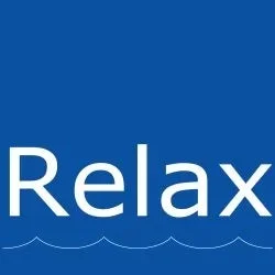 青い背景に白い文字で「Relax」と書かれたロゴ