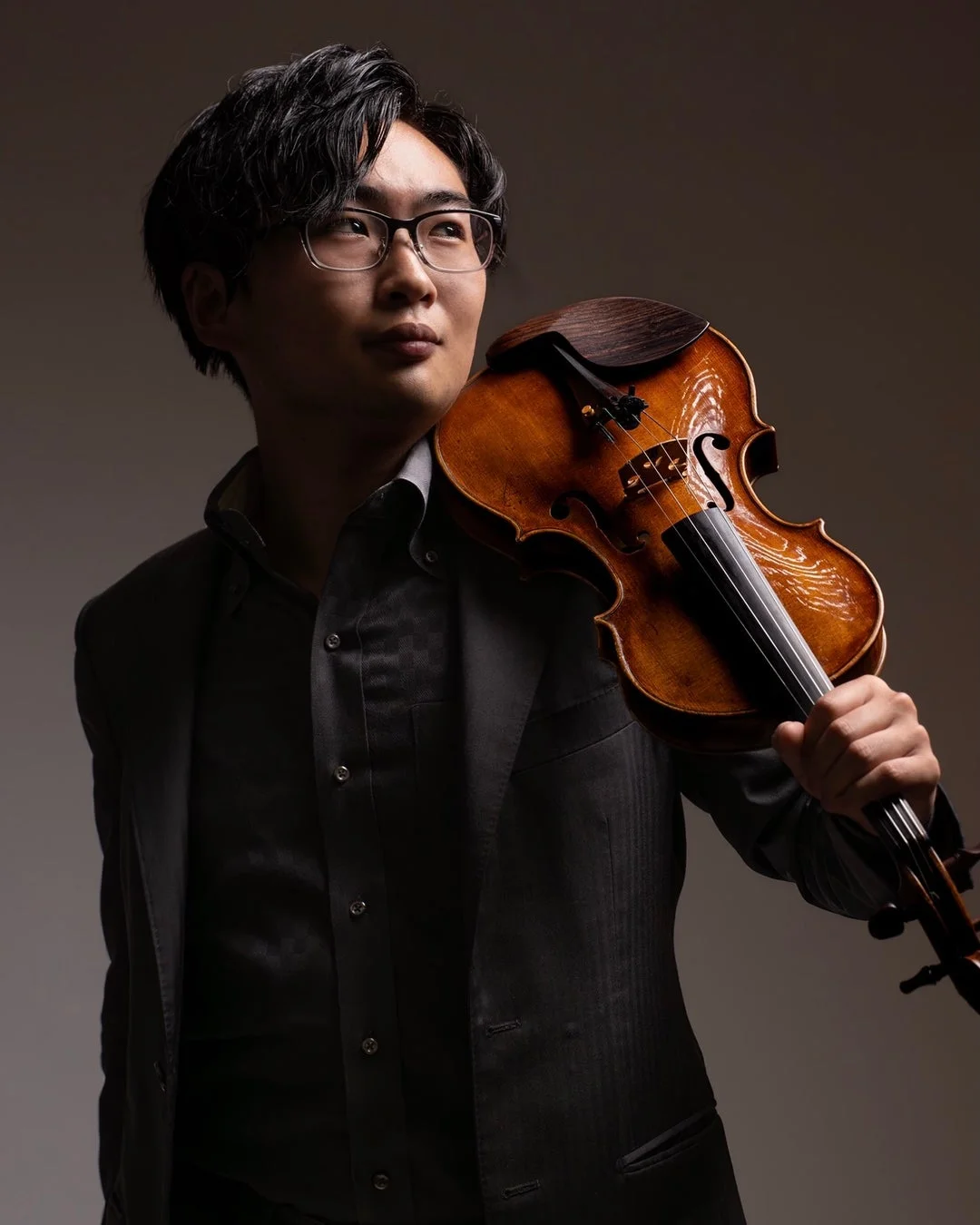 ヴァイオリンを演奏する山田周氏