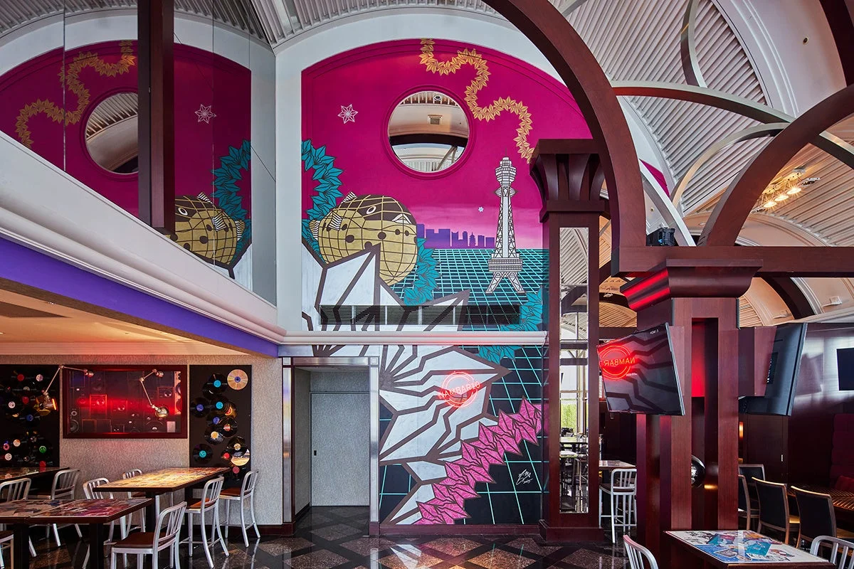 レトロフューチャーなデザインのバー「ナンバー10」の店内