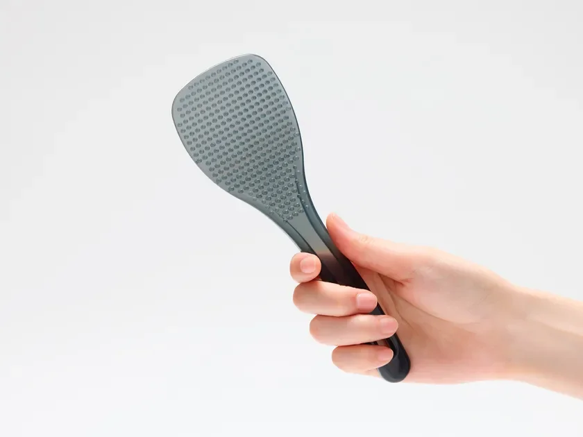 しゃもじを握っている手