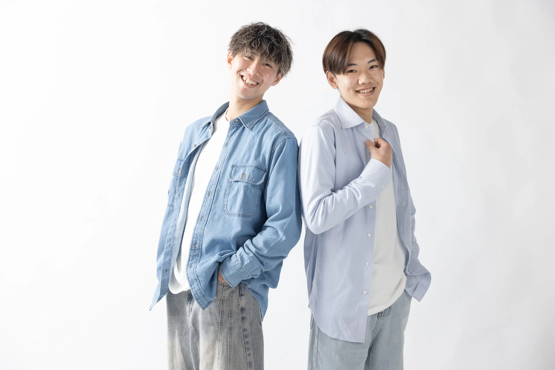 カジュアルな服装の若い男性二人