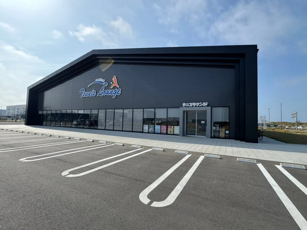 テニスラウンジ香椎照葉のモダンな外観