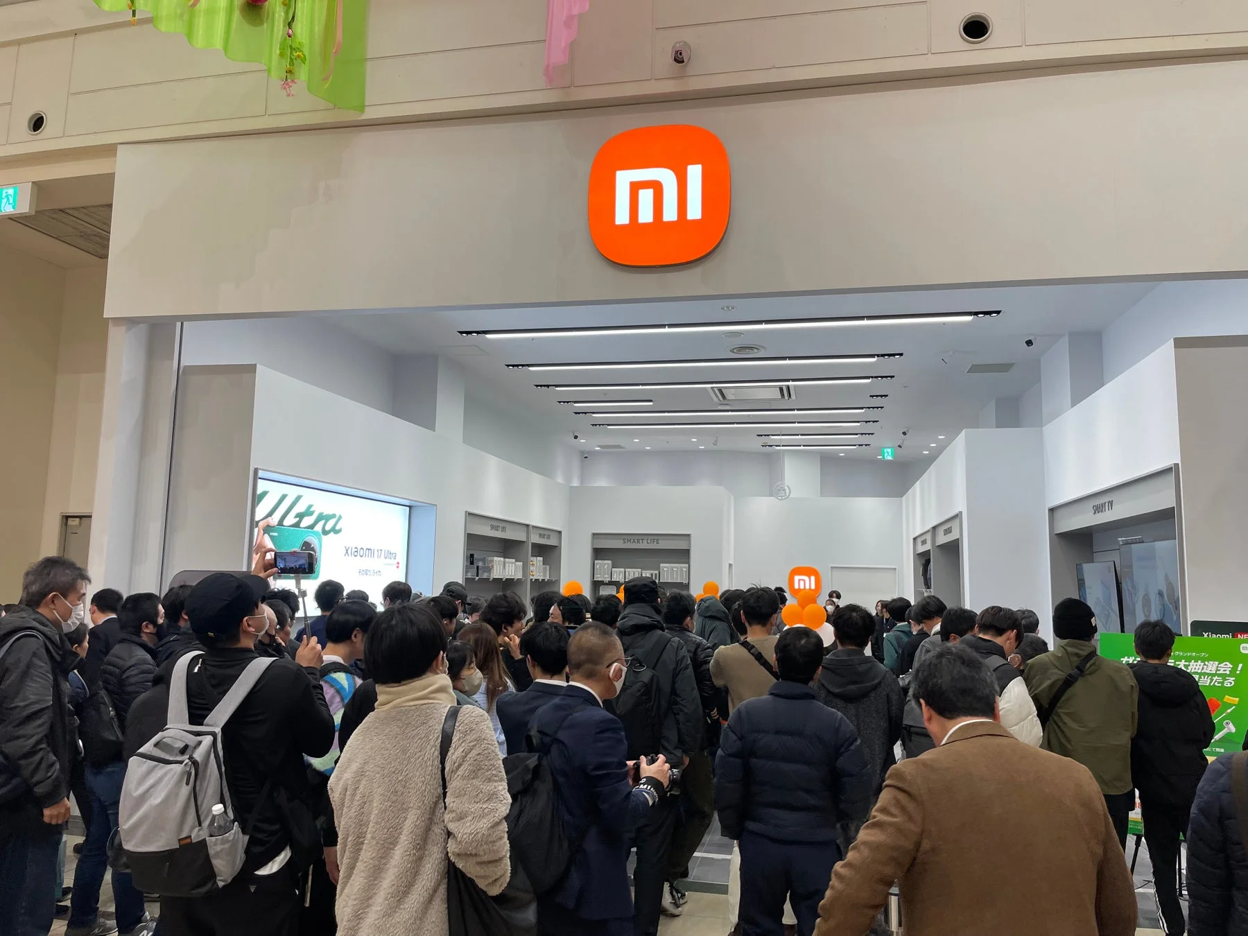 Xiaomi Store グランドオープンで賑わう店内の様子