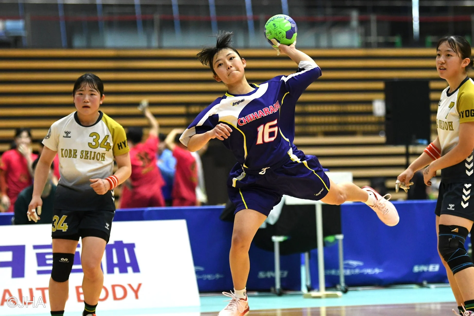 女子選手がジャンプシュート