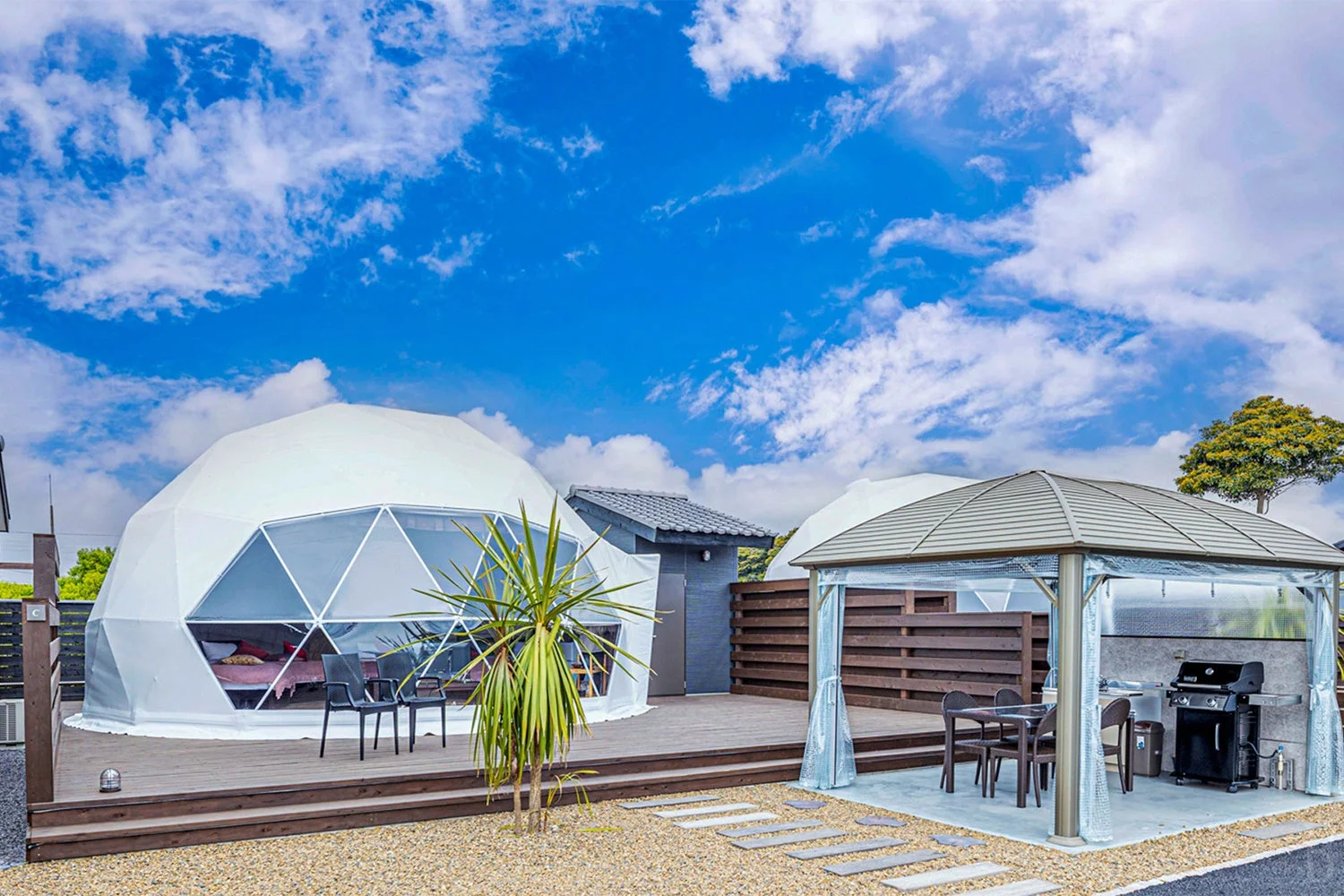 グランピングドームとBBQ設備