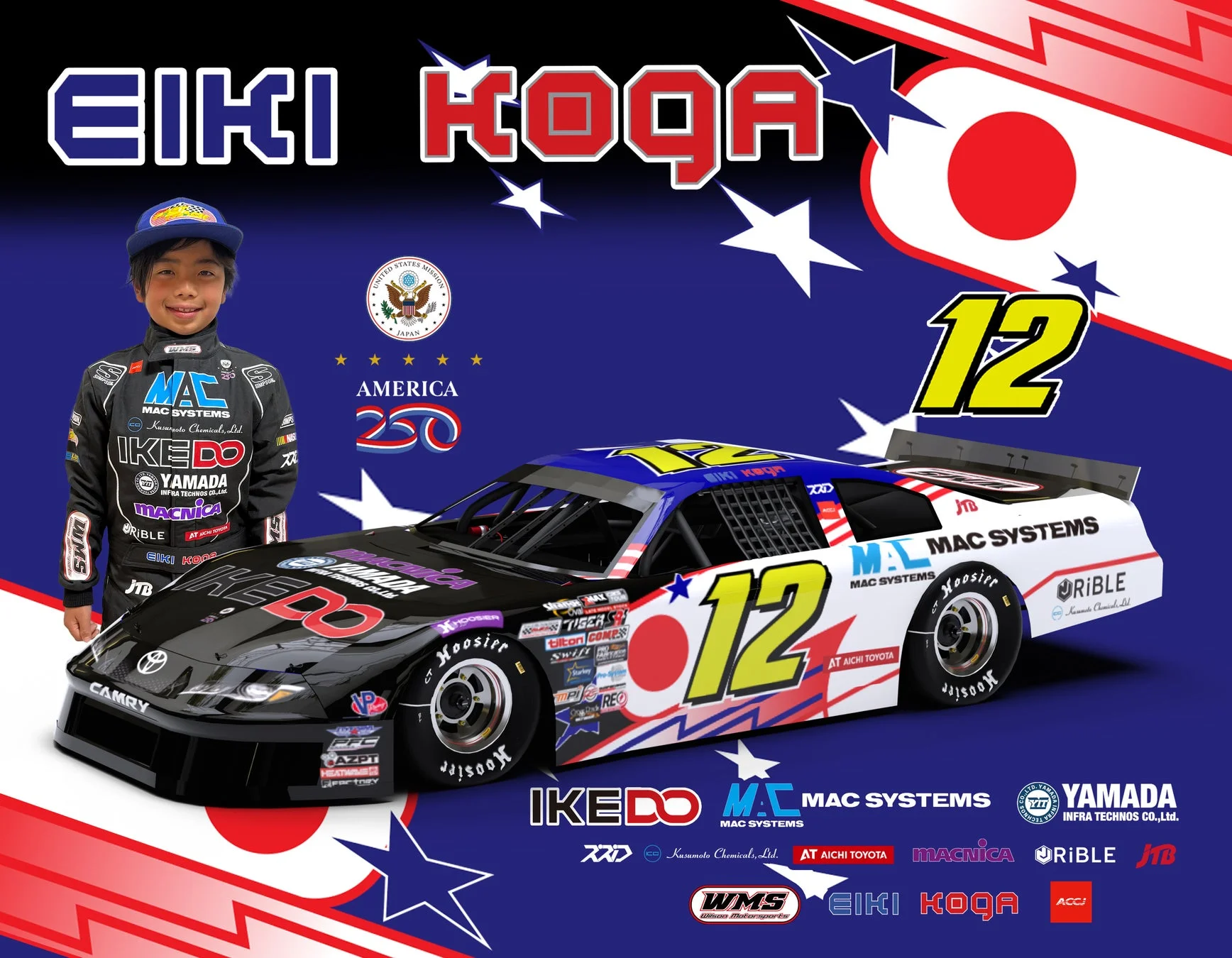 レーシングスーツ姿の少年「EIKI KOGA」と、多くのスポンサーロゴ、ゼッケン12が描かれたトヨタカムリのレーシングカー