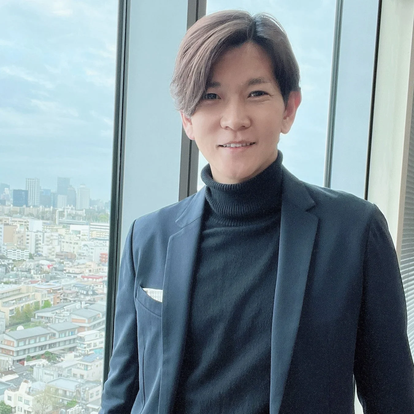 窓辺に立つ男性