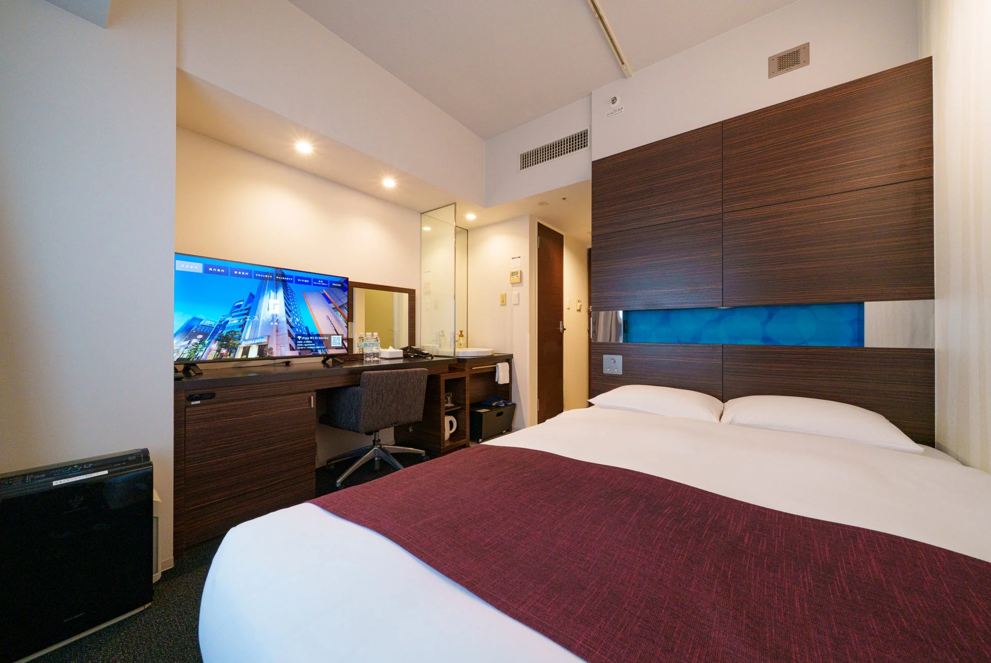 ホテル客室、テレビとデスク