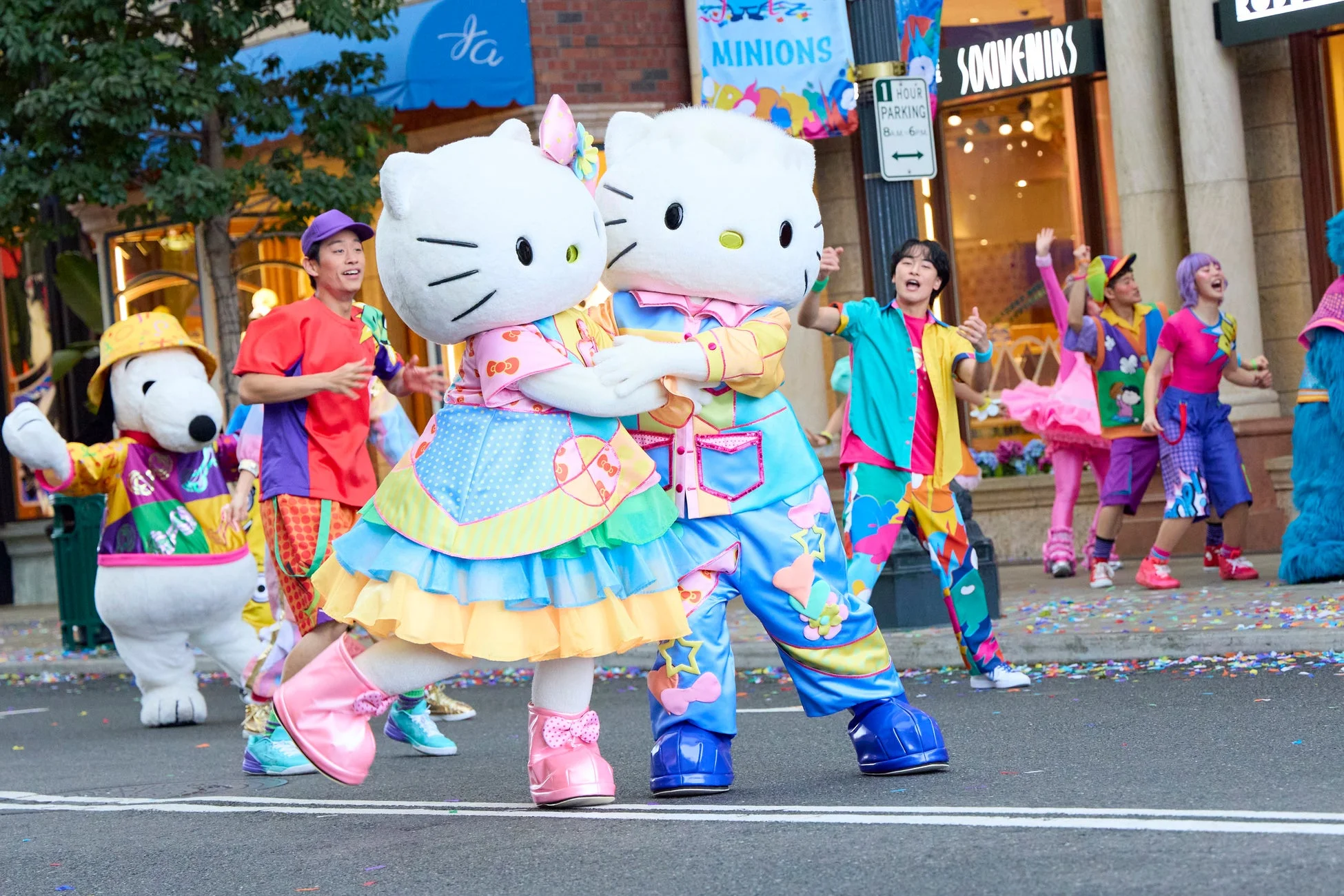 ハローキティやスヌーピーたちによるパフォーマンス